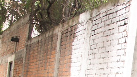 Una vecina de la colonia El Recreo, en la Ciudad de México, pasa por el albergue para Adolescentes Migrantes .