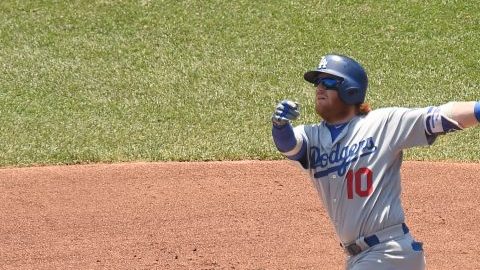 Justin Turner dispara uno de sus dos jonrones contra el pitcher de Washington Stephen Strasburg, quien perdió lo invicto en la temporada.