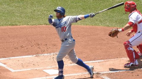 Justin Turner dispara uno de sus dos jonrones contra el pitcher de Washington Stephen Strasburg, quien perdió lo invicto en la temporada.