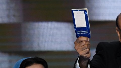 El hombre subió al podio durante la convención demócrata y arremetió contra Trump.