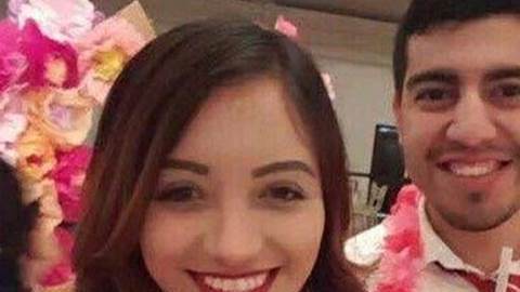 La joven no quería regresar la prenda a la tienda de alquiler.