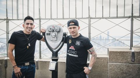 Leo Santa Cruz y Carl Frampton en la tradoicional foto desde las altura del magestuoso Empire State Buliding