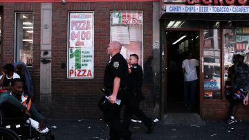 La Policía realizó redadas en cinco bodegas en Brooklyn por la presunta venta de K2.