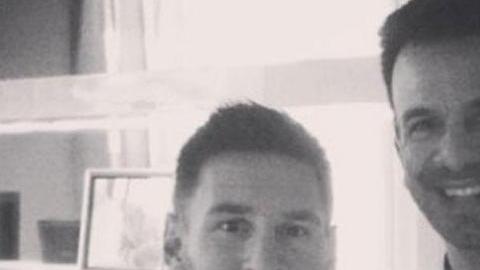 Messi y su peluquero Ariel Bermúdez.