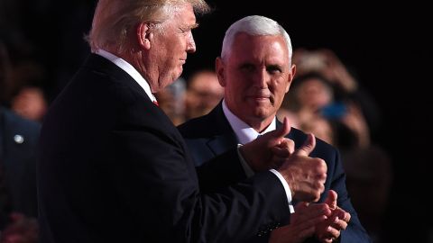 Mike Pence(d) junto a Donald Trump en Cleveland.