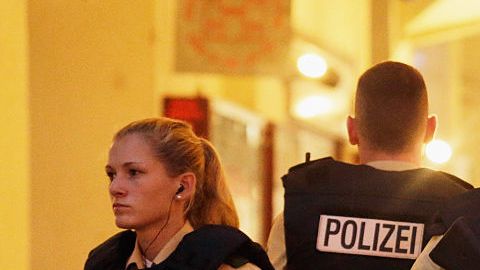 Enseguida se dispuso un fuerte despliegue policial en el centro comercial.