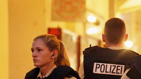 Enseguida se dispuso un fuerte despliegue policial en el centro comercial.