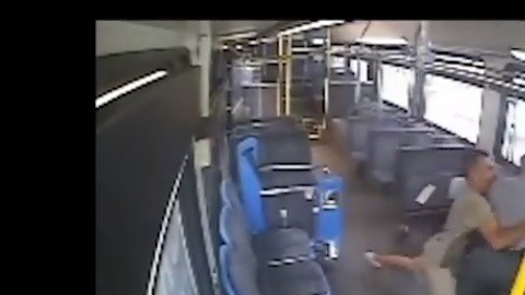 El mexicano forcejeó con los agentes.