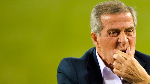 Oscar Tabarez en silla de ruedas