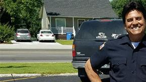 Erik se calzó el traje y prestó juramento como flamante incorporación del departamento de seguridad.