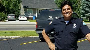 Erik se calzó el traje y prestó juramento como flamante incorporación del departamento de seguridad.