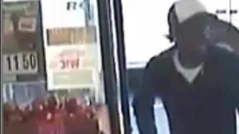 El individuo le tomó una foto por debajo del vestido a una mujer en una deli de Brooklyn
