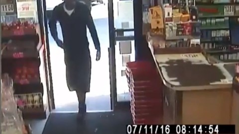El individuo le tomó una foto por debajo del vestido a una mujer en una deli de Brooklyn