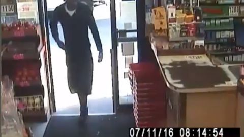 El individuo le tomó una foto por debajo del vestido a una mujer en una deli de Brooklyn