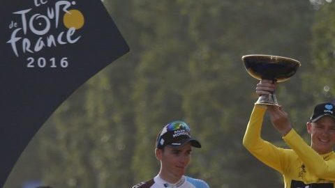 El británico Christopher Froome del equipo Sky con el maillot amarillo del 103 Tour de France en los Campos Elíseos.