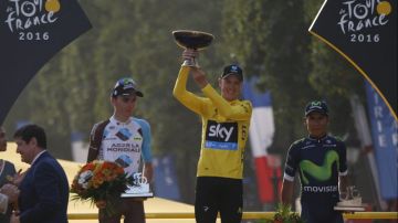 El británico Christopher Froome del equipo Sky con el maillot amarillo del 103 Tour de France en los Campos Elíseos.