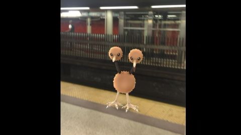 Autoridades del subway alertaron a los jugadores de Pokémon Go a no cruzar la línea amarilla mientras juegan