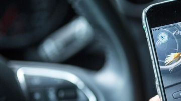 El monstruo en el auto... curioso, lo que pasa es que jugar cuando estás conduciendo no es nada aconsejable.