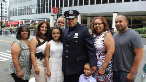 El nuevo oficial Miguel Torres y su familia, de origen puertorriqueño y residente de El Bronx.