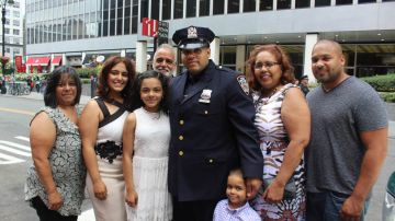 El nuevo oficial Miguel Torres y su familia, de origen puertorriqueño y residente de El Bronx.