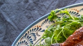 Pollo a las brasas con salsa colorada.