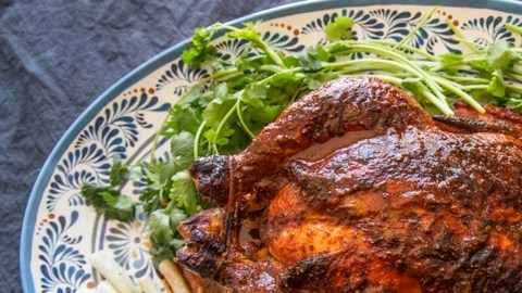 Pollo a las brasas con salsa colorada.