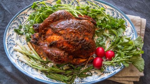 Pollo a las brasas con salsa colorada.