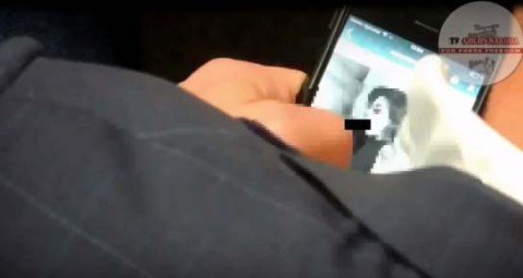 Periodistas grabaron al político mientras miraba imágenes triple X.