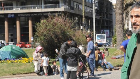 Jihad Diyab parado con muletasImage copyrightAFP/GETTY IMAGES
Image caption
Jihad Diyab en Montevideo en una foto de archivo del 8 de septiembre de 2015.