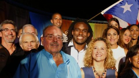El luchador y medallista de plata en Londres 2012 Jaime Espinal con la presidenta del comité Olímpico de Puerto Rico, Sara Rosario.