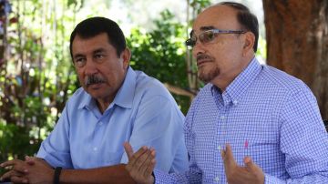 El general Carlos Cáceres (d) y el vicepresidente de la Asociación Causa Justa, Jaime García (i)  temen que la paz social en El Salvador llegue a su final si sus compañeros de armas son juzgados y condenados por crímenes de guerra a causa de la reciente nulidad de la Ley de Amnistía.