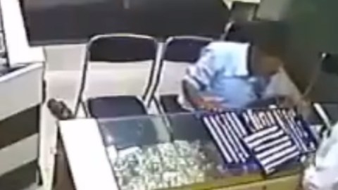 El ladrón ocultó las joyas en sus bolsillos.