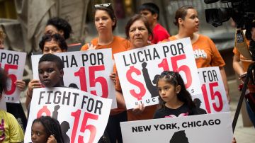 En junio de 2015, trabajadores de comida rápida en Chicago demandan un salario mínimo de $15 la hora.
