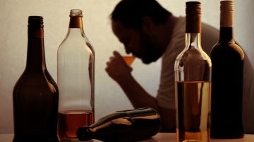 El alcoholismo es un grave problema que hay que abordar para poder superarlo.