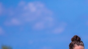 Hoy se tienen vestidos de baño para niños y niñas con camisetas de manga corta o larga que protegen su piel contra los dañinos rayos ultravioletas del sol.