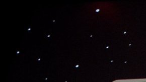 Ben Mendelsohn (Director Krennic) y dos Imperial Death Troopers junto al elenco de Rogue One: A Star Wars Story.