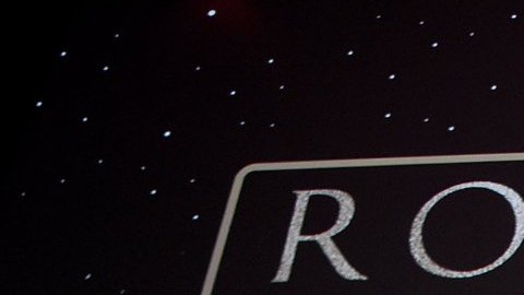 Ben Mendelsohn (Director Krennic) y dos Imperial Death Troopers junto al elenco de Rogue One: A Star Wars Story.