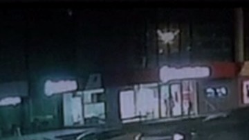 Un tanque pasa por encima de un hombre en Turquía.