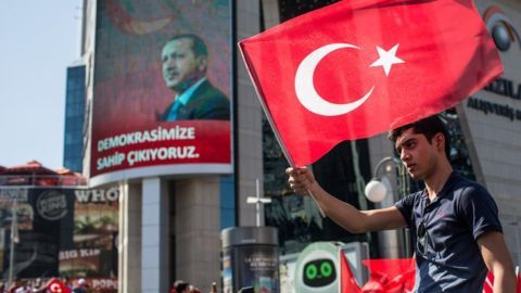 Miles de seguidores del presidente Erdogan salieron a las calles para celebrar.