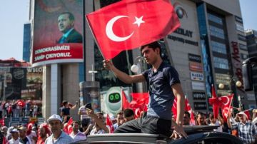 Miles de seguidores del presidente Erdogan salieron a las calles para celebrar.