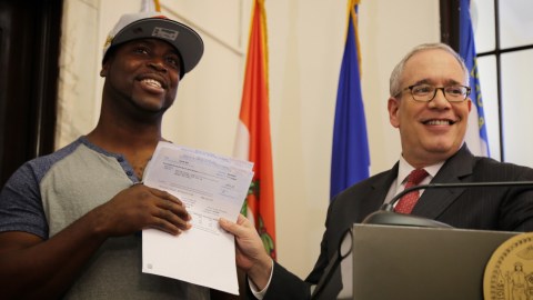 Stringer recuperó miles de dólares en sueldos no pagados a trabajadores de la construcción.