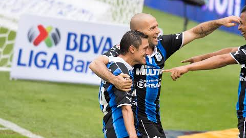 Los Gallos vencen 2-0 al Veracruz con goles de Villa y Cardozo.