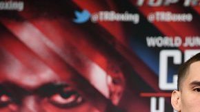 Óscar Valdez (izq.) y Matías Rueda durante la conferencia de prensa ayer en Las Vegas.