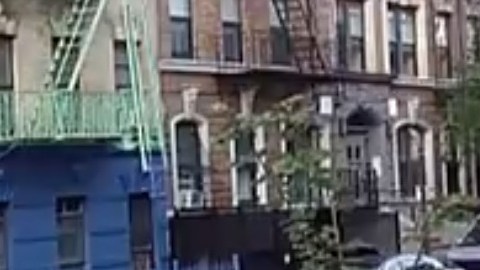 El hombre fue capturado por cámaras de seguridad del edificio en East Harlem.
