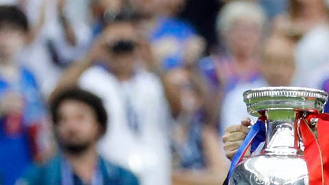 Xavi Hernandez trofeo Euro