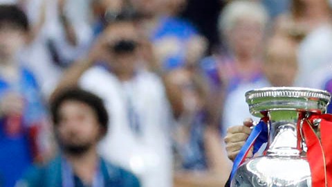 Xavi Hernandez trofeo Euro