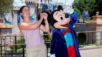 Lorena Ochoa y Mickey Mouse se divierten en Disneyland.
