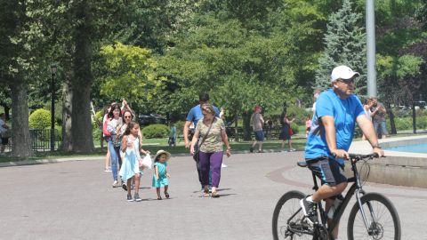Los neoyorquinos están viviendo más años y tienen menos hijos.
