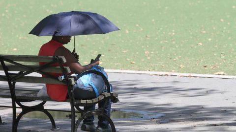 La Ciudad instó a los neoyorquinos a tomar precauciones por la ola de calor que golpeará a la Gran Manzana.