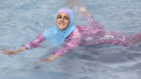 La decisión de una ONG francesa de dedicar durante un día el uso de "burkinis" provocó gran polémica.